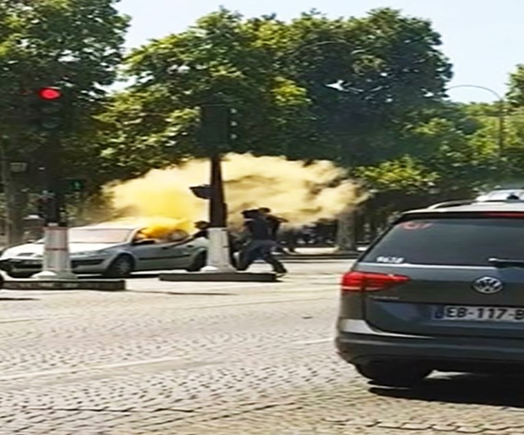 TERORIZAM Autom punim eksploziva zabio se u policijski kombi u centru Pariza